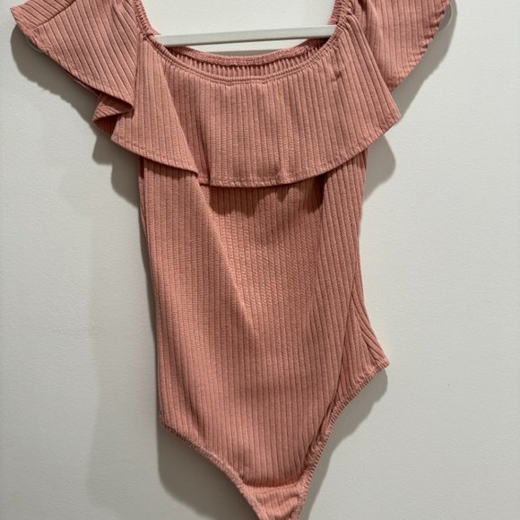 Kendall And Kylie Pink Off The Shoulder Bodysuit. - Picture 2 of 4